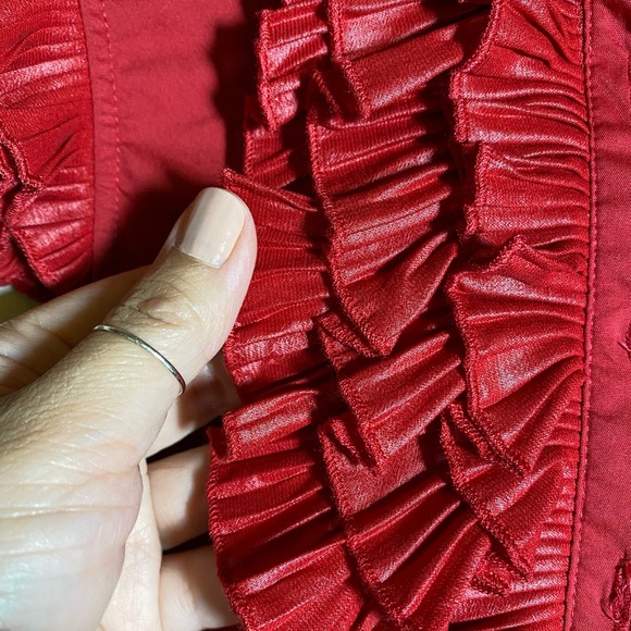 Bebe - Ruffled Sleeveless Fitted Button Down Top - Picture 4 of 5